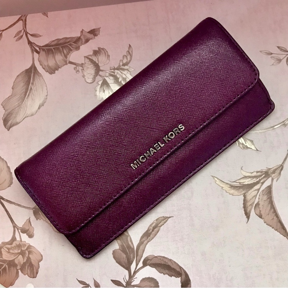 MICHAEL KORS JetSet Wallet in Metallic Plum